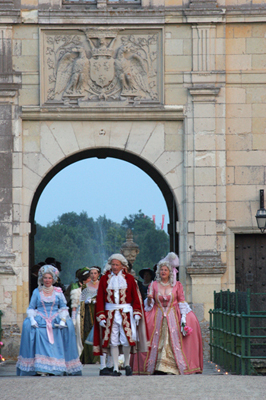 ヴァランセ城でルネッサンス時代の衣装をまとったコメディアン達