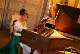 ヴァランセ城内でピアノ演奏(をしているように見せかける役者)